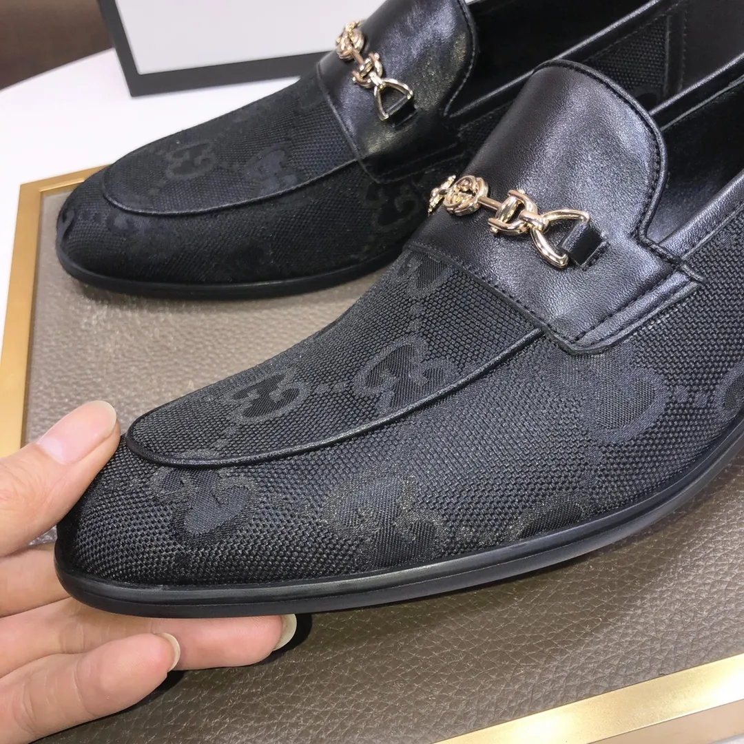 Factory batch 500💰Italy’s top luxury men’s shoe giant (GUCCI) (Gucci) (full cowhide lining) new arrival🍃Original European style🔰 Pleasant to the eye😍In order to make the shoes more durable and non-deformable🌀The production continues to follow traditional methods but there is still no lack of innovation💪The original sheepskin is selected for the leather♻️Smooth, natural and extra bright⭐Made of imported cowhide The rich man’s first choice 38-45 (45 customized)